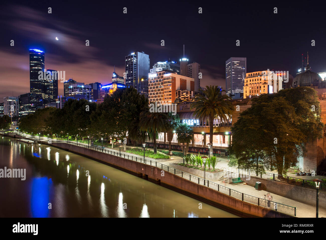 Noche de Melbourne y de la arquitectura del paisaje de la ciudad. Foto de stock