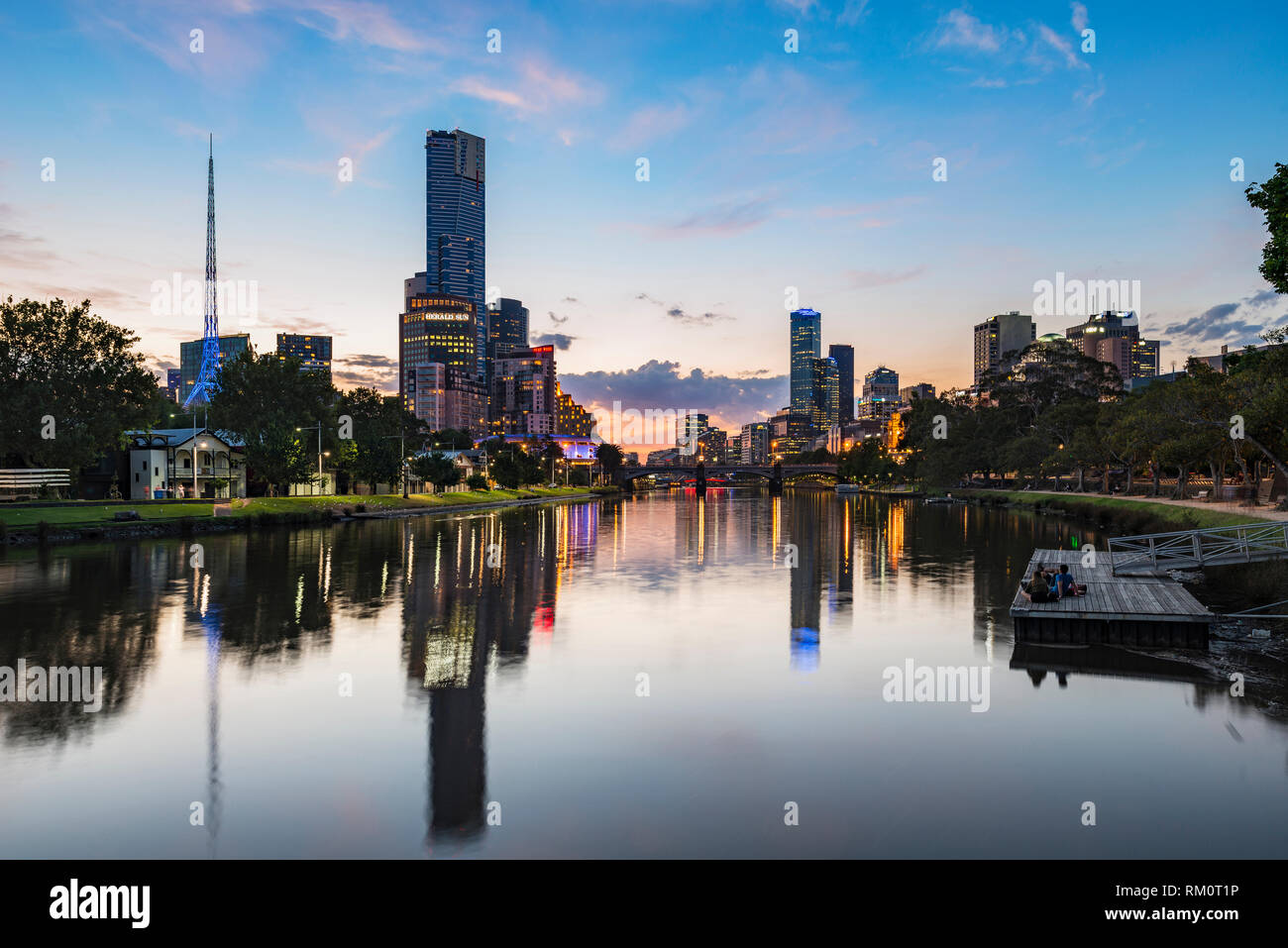 Luces de noche en la ciudad de Melbourne. Foto de stock