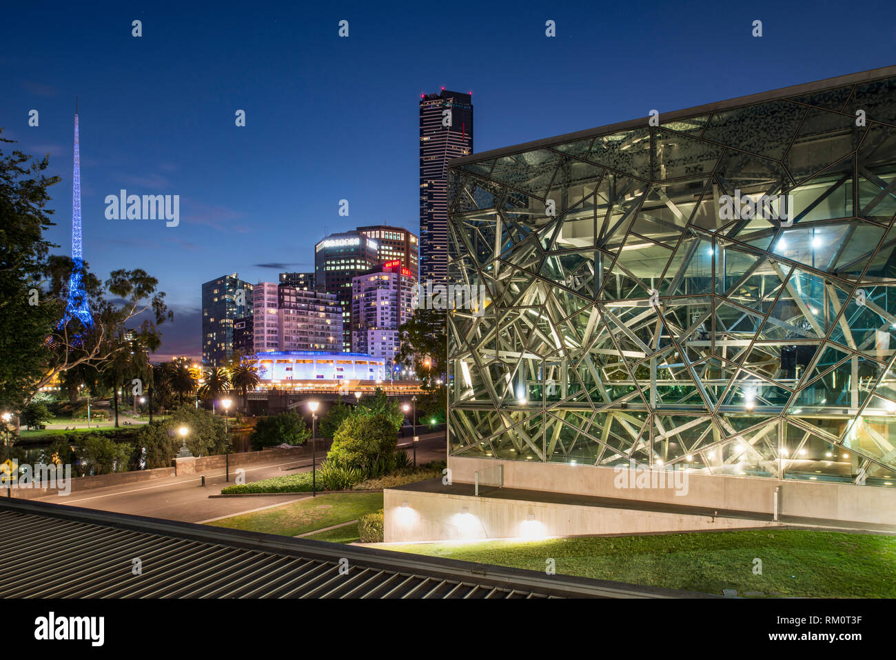 Noche de Melbourne y de la arquitectura del paisaje de la ciudad. Foto de stock