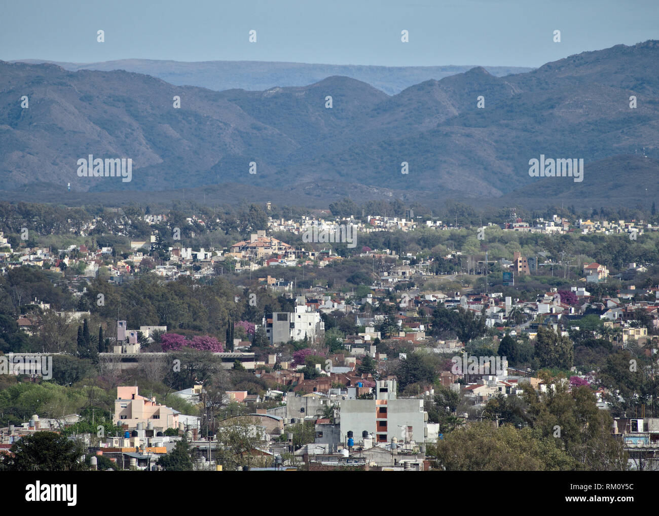 Vista panorámica de un barrio residencial de Córdoba, Argentina Foto de stock