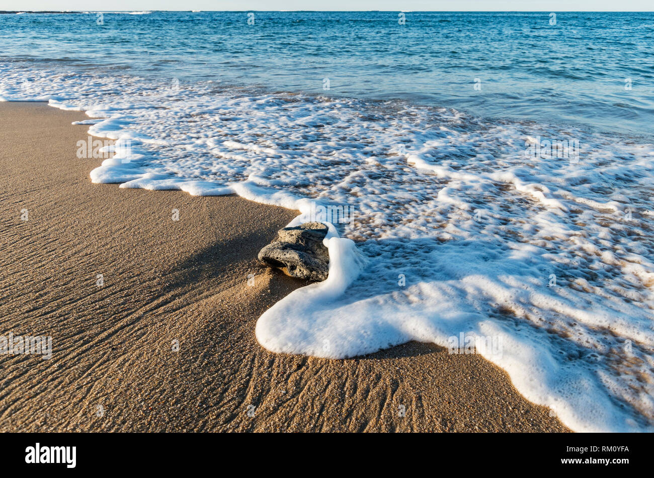Moffat Beach la noche con luz dorada. Foto de stock