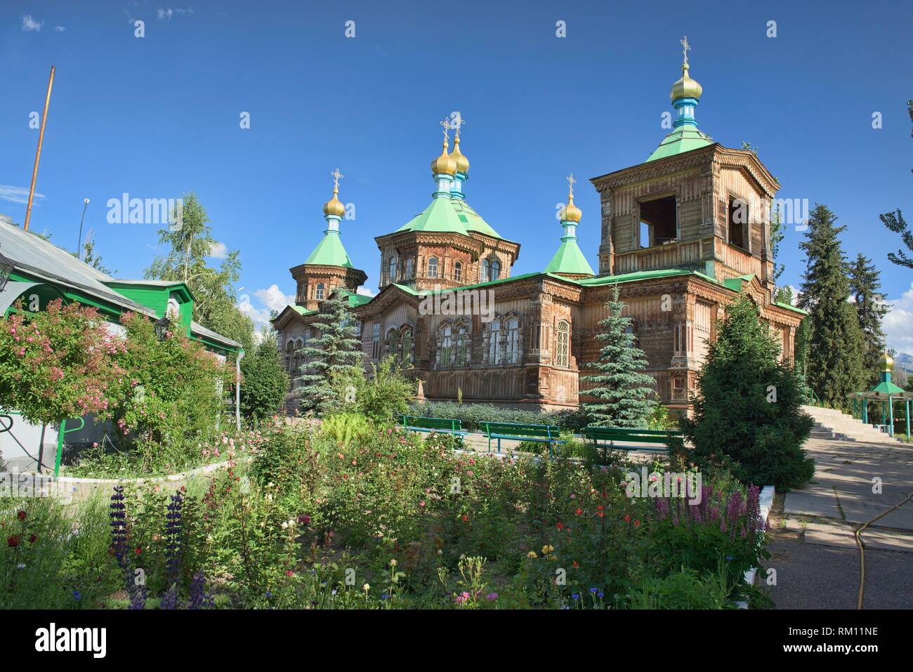La madera Catedral Ortodoxa Rusa de la Santísima Trinidad, Karakol, Kirguistán. Foto de stock
