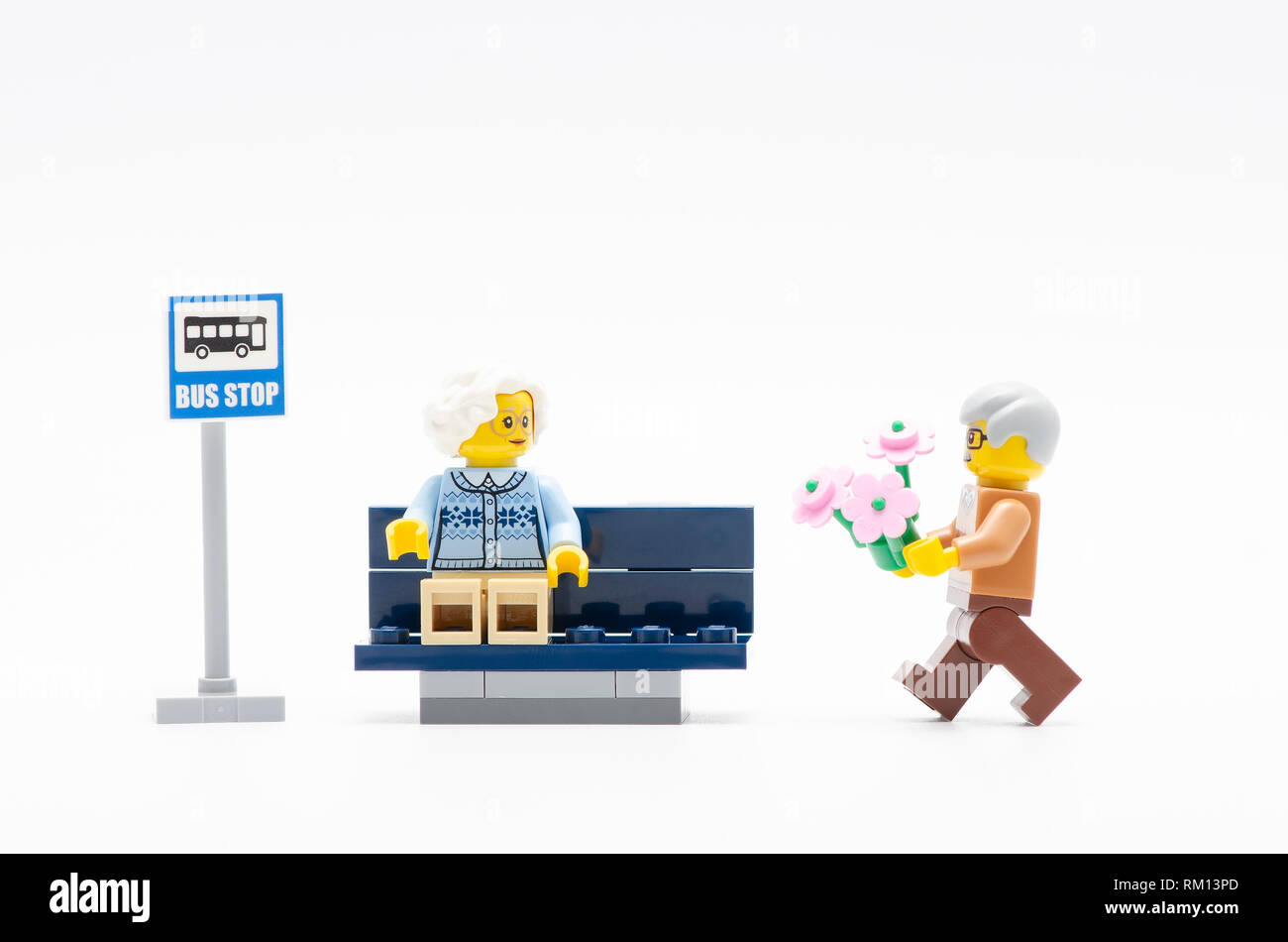 Hombre senior con flor caminando a un oficial superior de mujeres sentadas  en un banco. Lego minifigures son fabricados por el lego Fotografía de  stock - Alamy