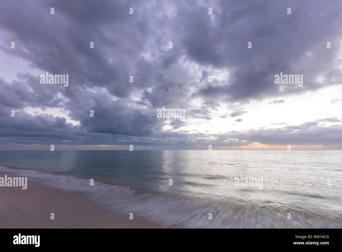 Suaves nubes sobre la costa del golfo de Florida en Naples, Estados Unidos Foto de stock