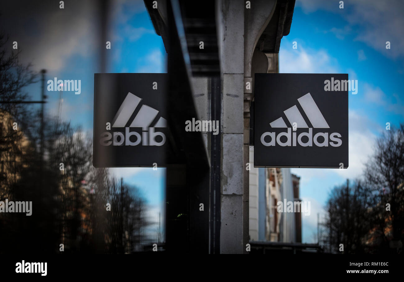 Londres, Gran Londres, Reino Unido, 7 de febrero de 2018, un cartel y un  logotipo para el calzado de adidas y la tienda de deportes Fotografía de  stock - Alamy