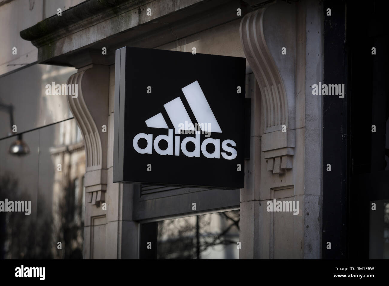 para castigar codicioso Empresa Londres, Gran Londres, Reino Unido, 7 de febrero de 2018, un cartel y un  logotipo para el calzado de adidas y la tienda de deportes Fotografía de  stock - Alamy