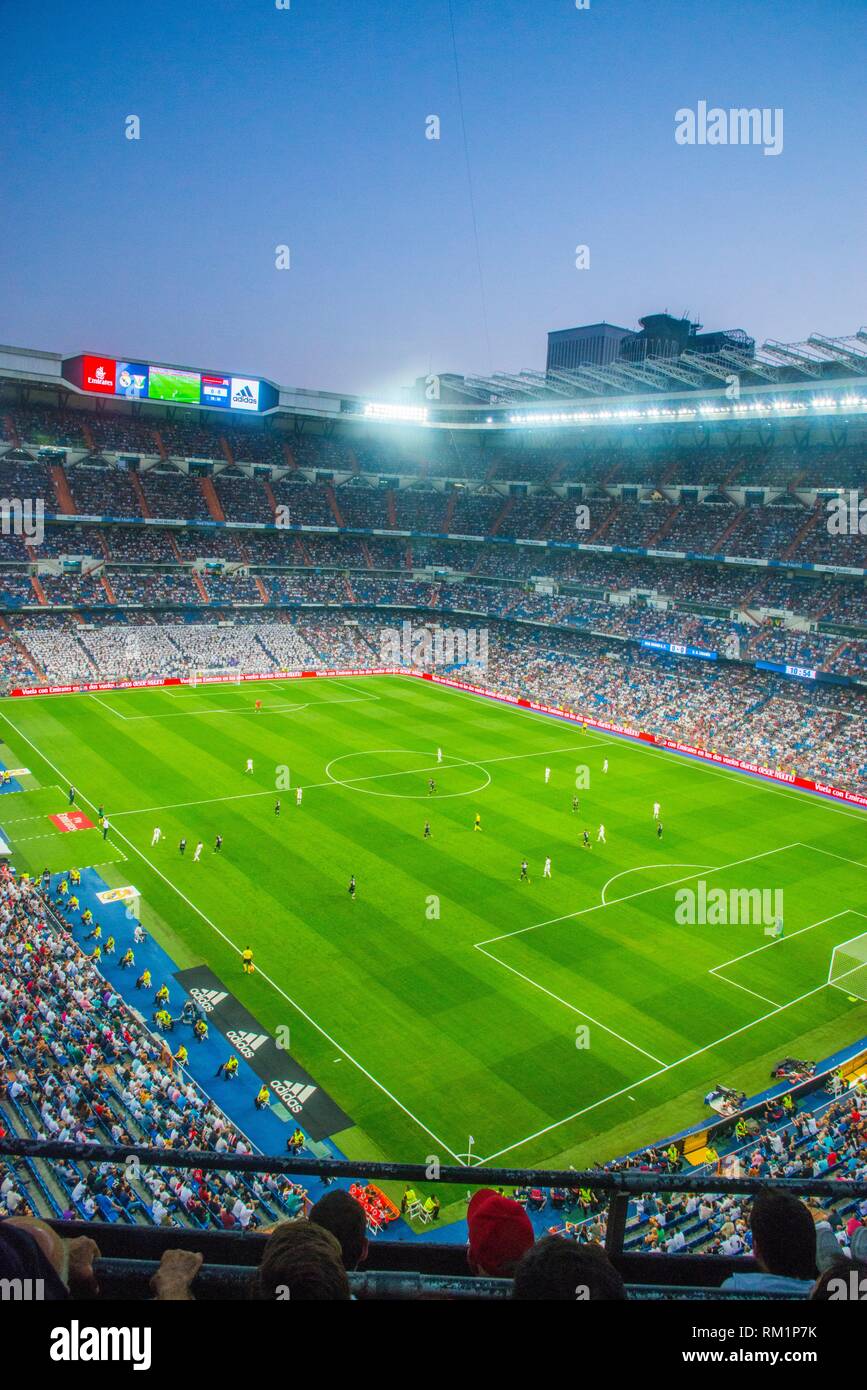 Partido de fútbol. Santiago Bernabeu, Madrid, España. Foto de stock