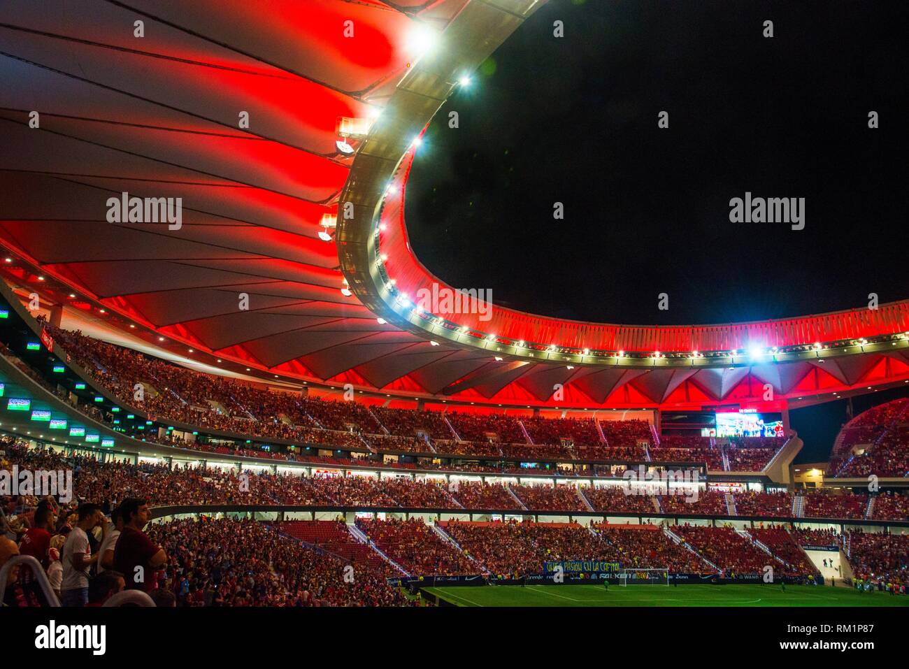 Wanda estadio Metropolitano, la vista de noche. Madrid, España Fotografía  de stock - Alamy