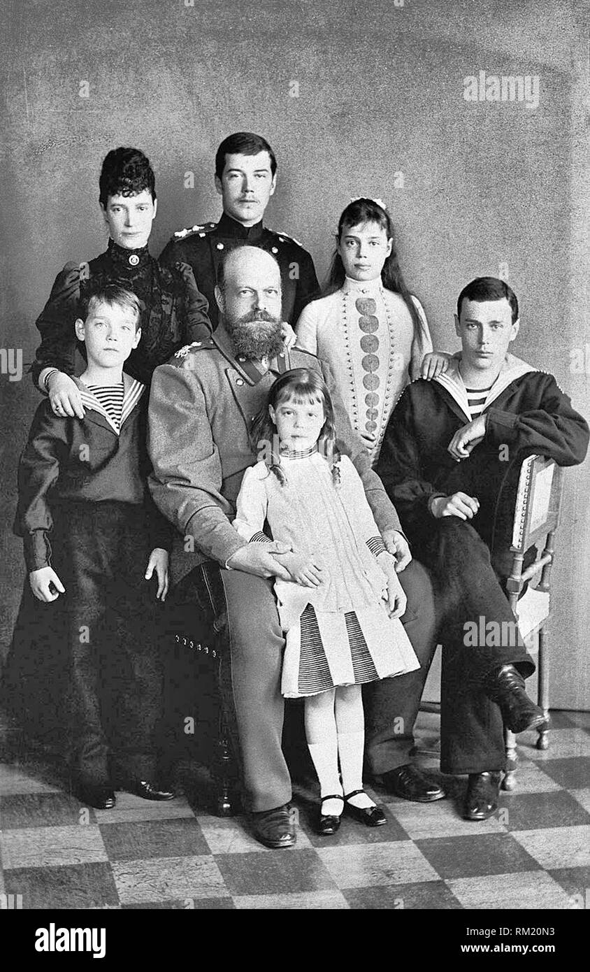 Fotografía de Alexander III, el emperador de Rusia (1845-94) y su consorte Maria Feodorovna, emperatriz de Rusia (1847-1928), con sus hijos Tsesarevich Nicolás (1868-1918), más tarde, Nicolás II, el Gran Duque George Alexandrovich (1871-99), la Gran Duquesa Xenia Alexandrovna (1875-1960), el Gran Duque Michael Alexandrovich (1878-1918) y de la gran duquesa Olga Alexandrovna (1882-1960). Circa 1889 Foto de stock