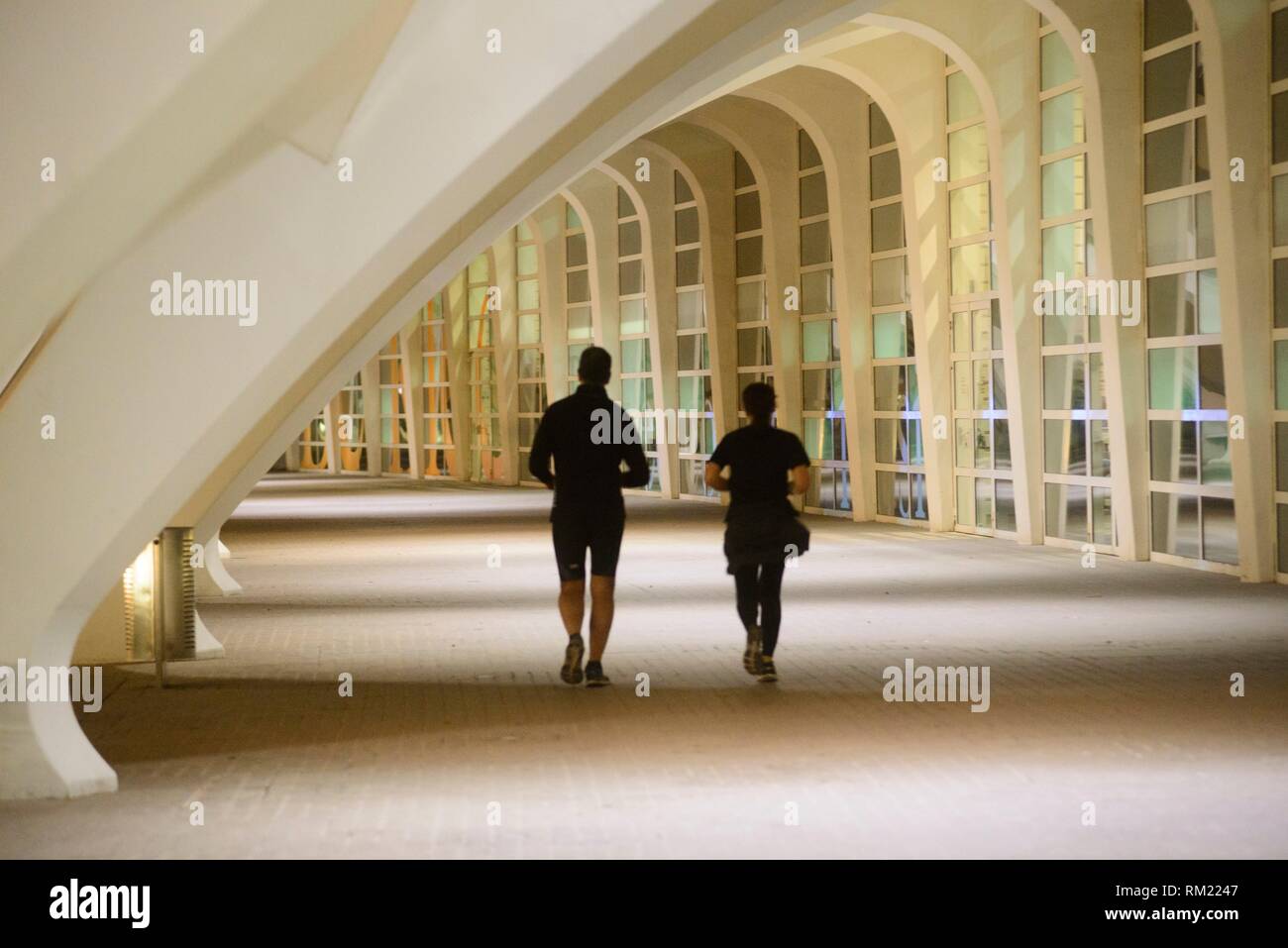 Los pasillos de la ciudad de Las ciencias son lugares idílicos para la práctica de deportes al aire libre Foto de stock