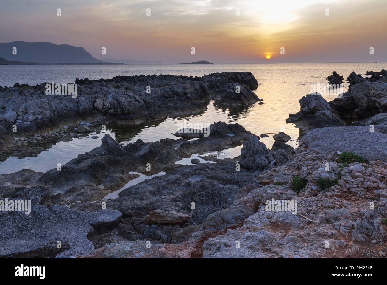 Una imponente vista de la isla de damas al anochecer. Palermo, Sicilia. Italia. Foto de stock
