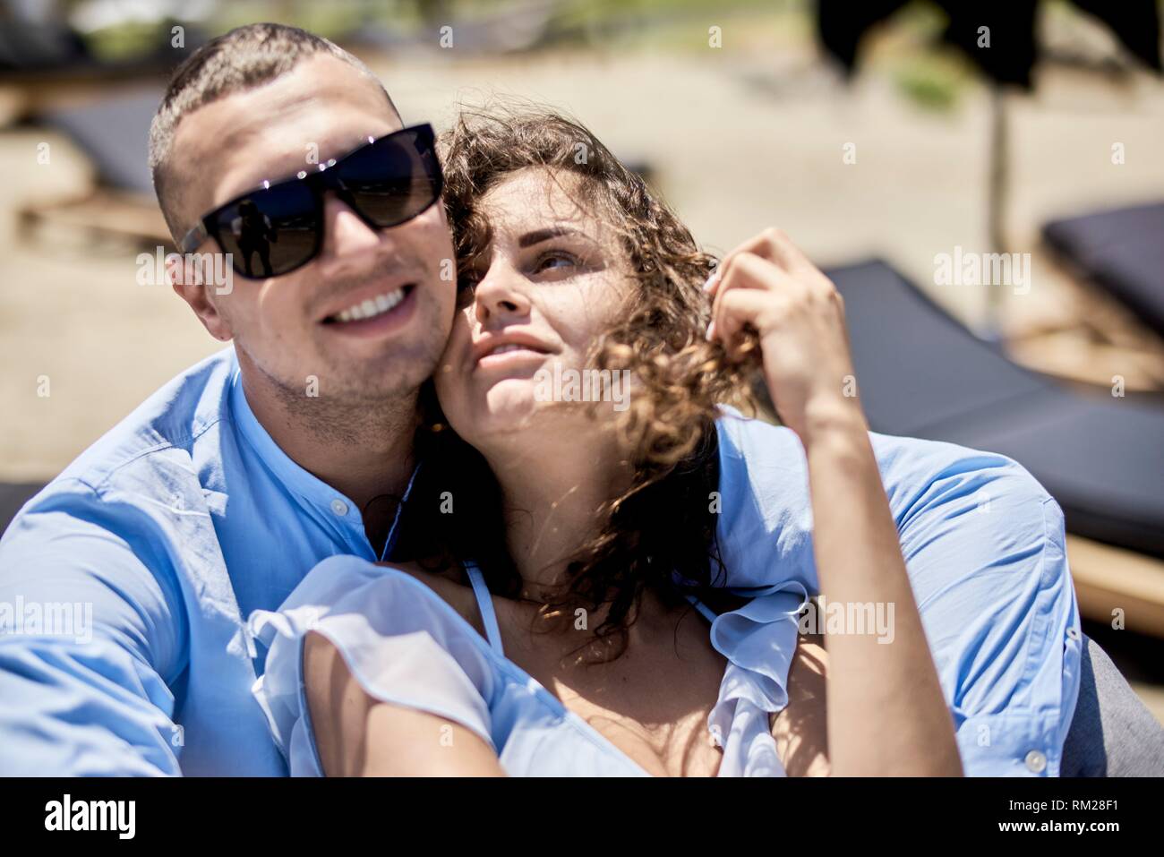 El hombre abrazando a la mujer, en las hamacas, vacaciones, amor