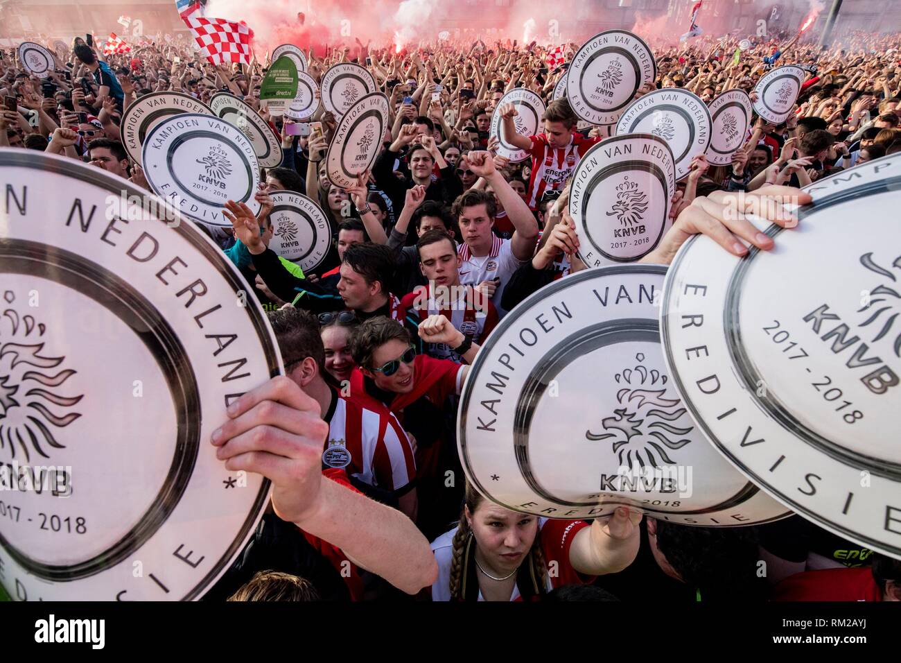 EINDHOVEN - PSV Eindhoven los fans celebran la victoria de su equipo de la Eredivisie holandesa. Foto de stock