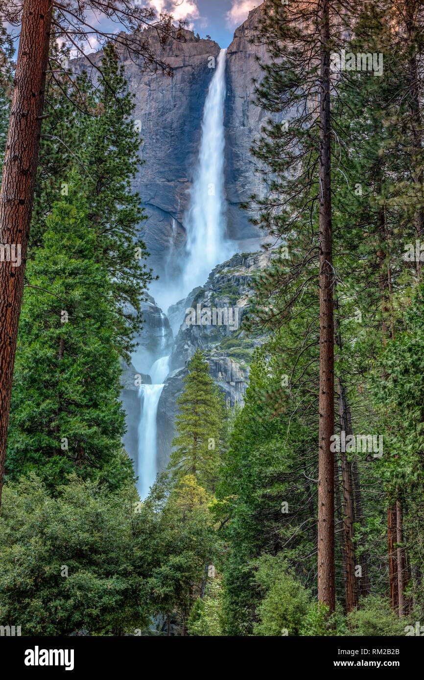 Cataratas de Yosemite en primavera. Foto de stock