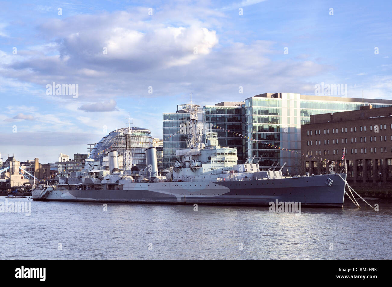 HMS Belfast amarrado en el río Támesis, Londres, Inglaterra, Reino Unido. Foto de stock