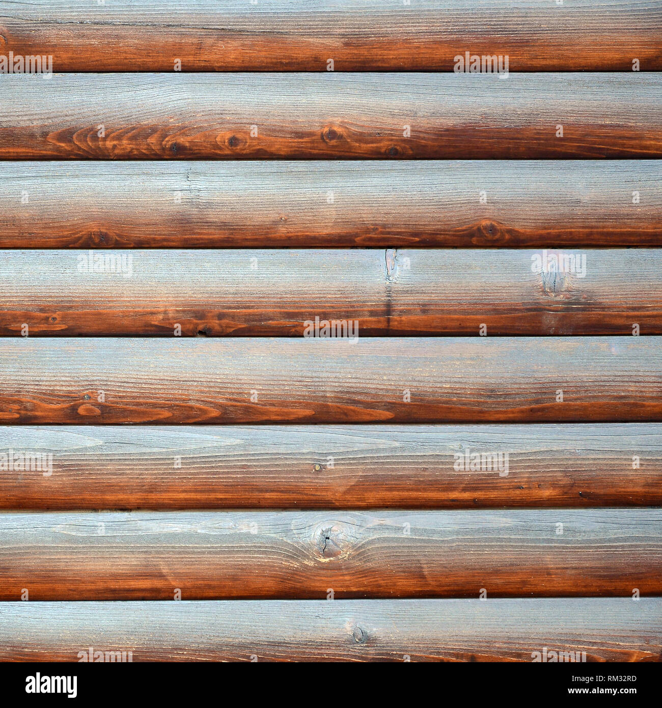 Madera tallada. Registro de rústica madera horizontal de pared de fondo.  Fragmento de madera sin pintar troncos descortezados. Muro de la casa de  Textura de papel tapiz Fotografía de stock - Alamy