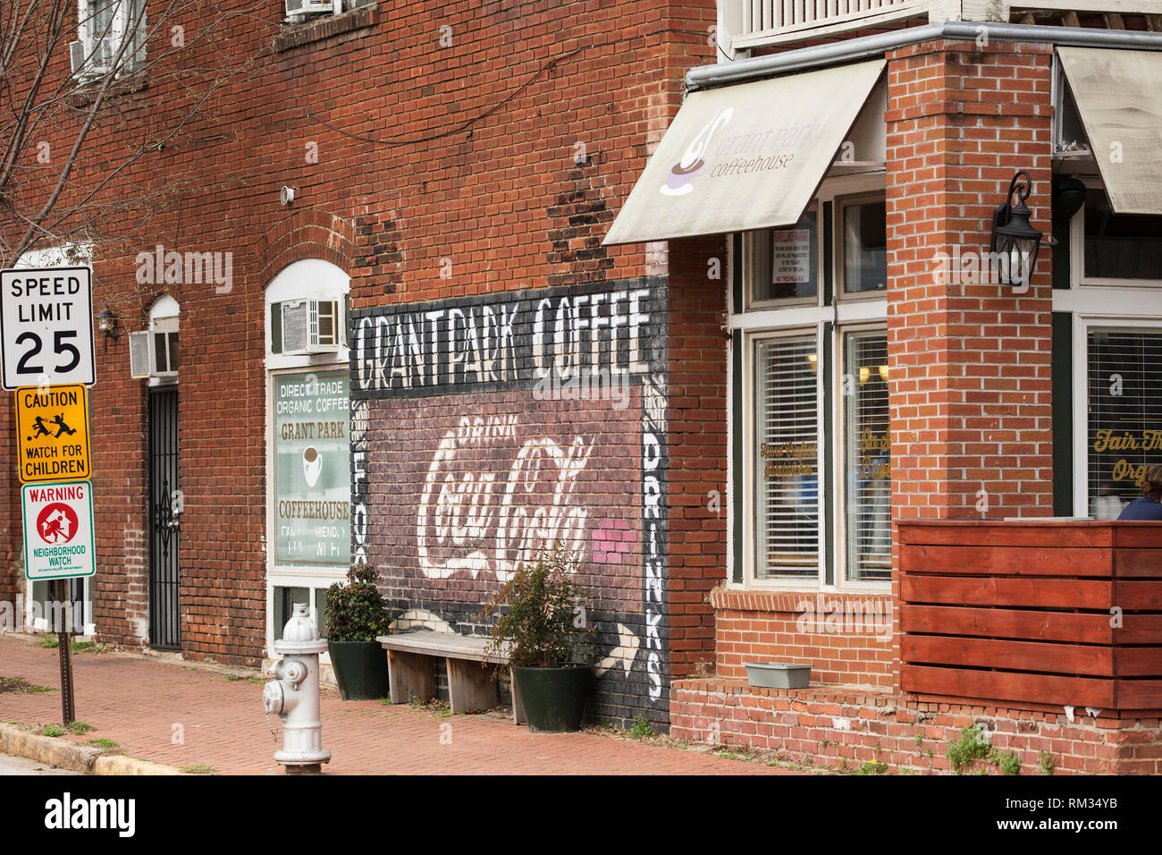 Pared de ladrillo en el Grant Park Café en Cherokee Avenue, en Atlanta, Georgia, EUA. Foto de stock