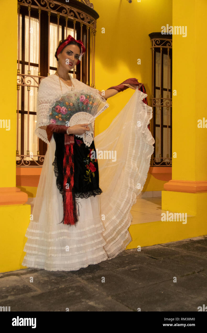 Hermosa jarocha y sus trajes típicos y amarillo casa colonial Fotografía de  stock - Alamy