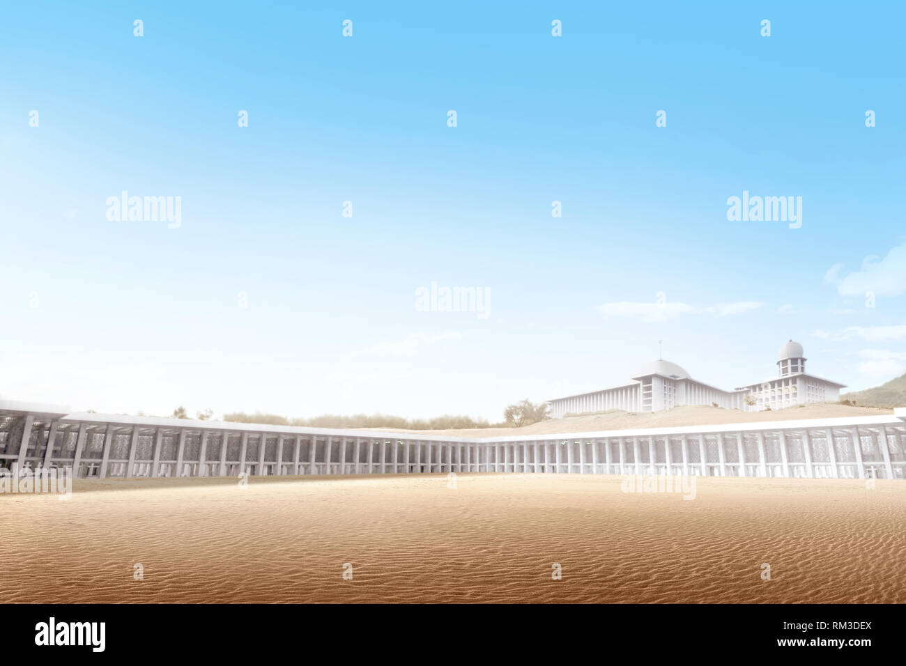 Hermosa mezquita en el desierto con arena y fondo de cielo azul Foto de stock