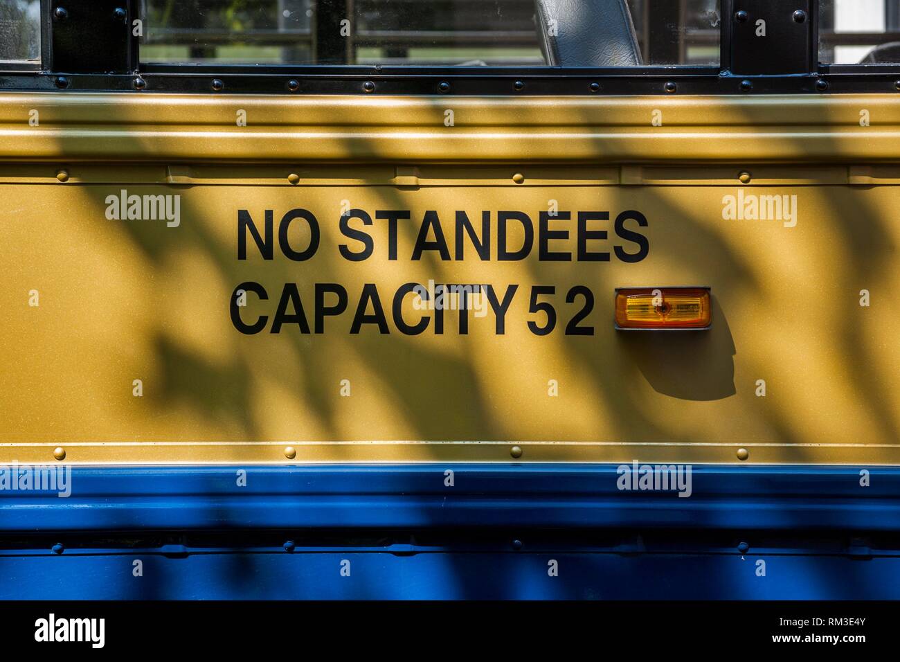 '''''No'' 52 Standees-Capacity firmar escritos en el lateral de un autobús escolar amarillo. Foto de stock
