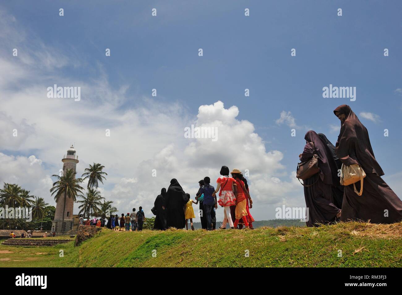 Los turistas procedentes de Estados del Golfo caminando sobre las fortificaciones en Galle, la provincia meridional de Sri Lanka, el subcontinente indio, el sudeste de Asia. Foto de stock