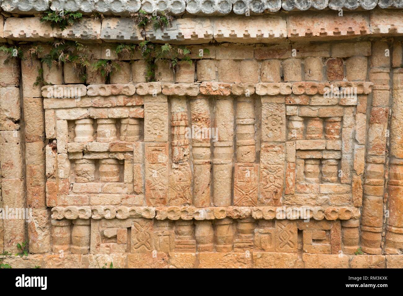 Columnas talladas, cerca de Arco, Labna sitio arqueológico, Ruinas Mayas, estilo Puuc, Yucatán, México Foto de stock