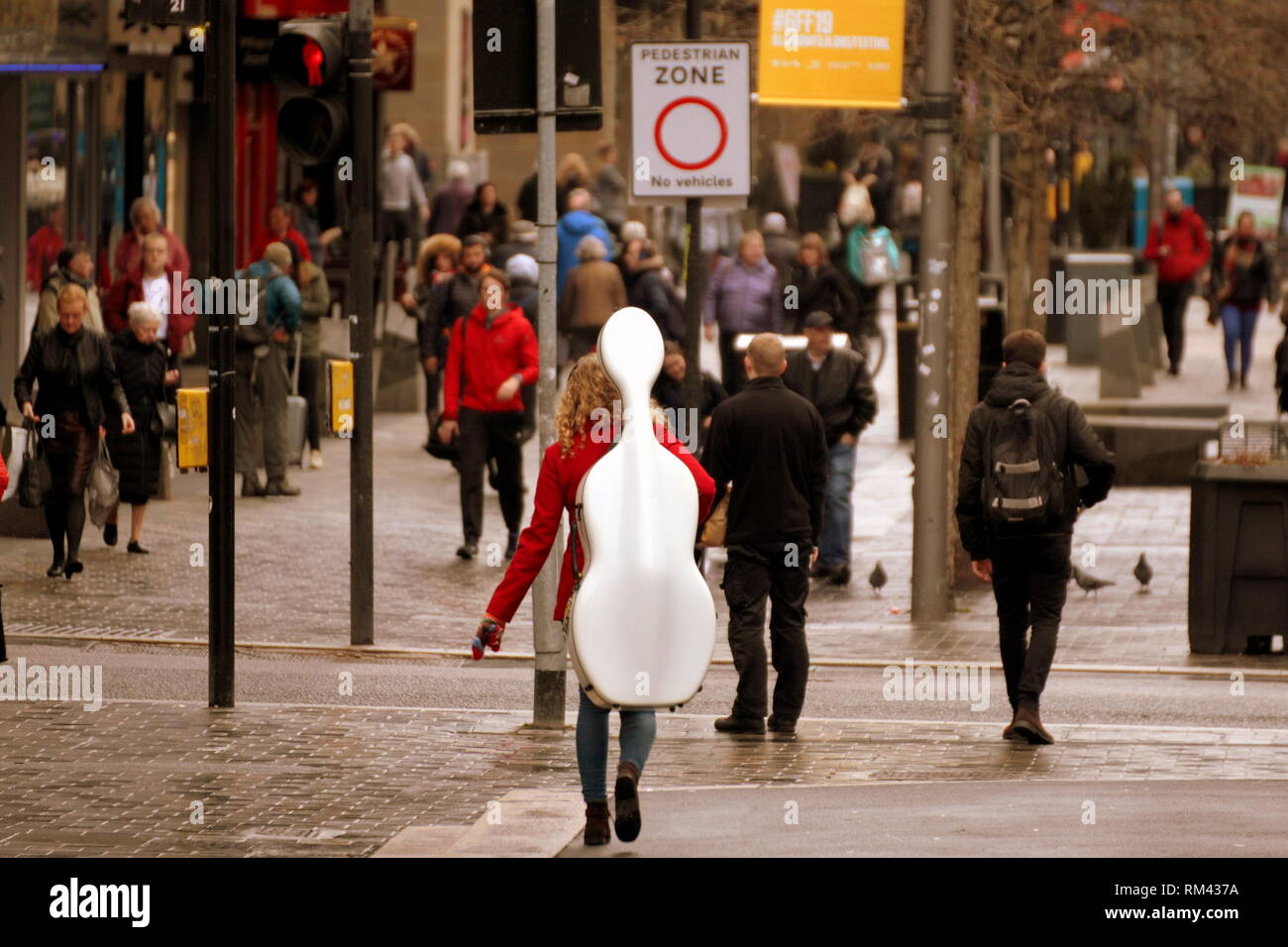 Glasgow, Escocia, Reino Unido 13th, Febrero, 2019 "El estilo mile" es las ciudades Buchanan Street en el centro de la ciudad. Promovido y anunciado como una experiencia de compras en el mercado. Se ha convertido en un hotel para los mendigos, un escenario abierto para el Buskers ninguno de los cuales son propicios a la atmósfera que los minoristas locales de gama alta están tratando de empujar. Las recientes protestas de los comerciantes y un intento de eliminar a las personas sin hogar donde no acordado por los concejales que sin embargo hizo traer un código para busking para limitar la molestia de valor. Crédito: Gerard ferry/Alamy Live News Foto de stock