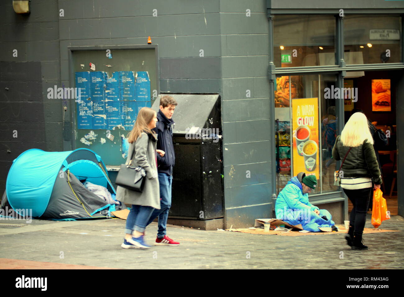 Glasgow, Escocia, Reino Unido 13th, Febrero, 2019 "El estilo mile" es las ciudades Buchanan Street en el centro de la ciudad. Promovido y anunciado como una experiencia de compras en el mercado. Se ha convertido en un hotel para los mendigos, un escenario abierto para el Buskers ninguno de los cuales son propicios a la atmósfera que los minoristas locales de gama alta están tratando de empujar. Las recientes protestas de los comerciantes y un intento de eliminar a las personas sin hogar donde no acordado por los concejales que sin embargo hizo traer un código para busking para limitar la molestia de valor. Crédito: Gerard ferry/Alamy Live News Foto de stock