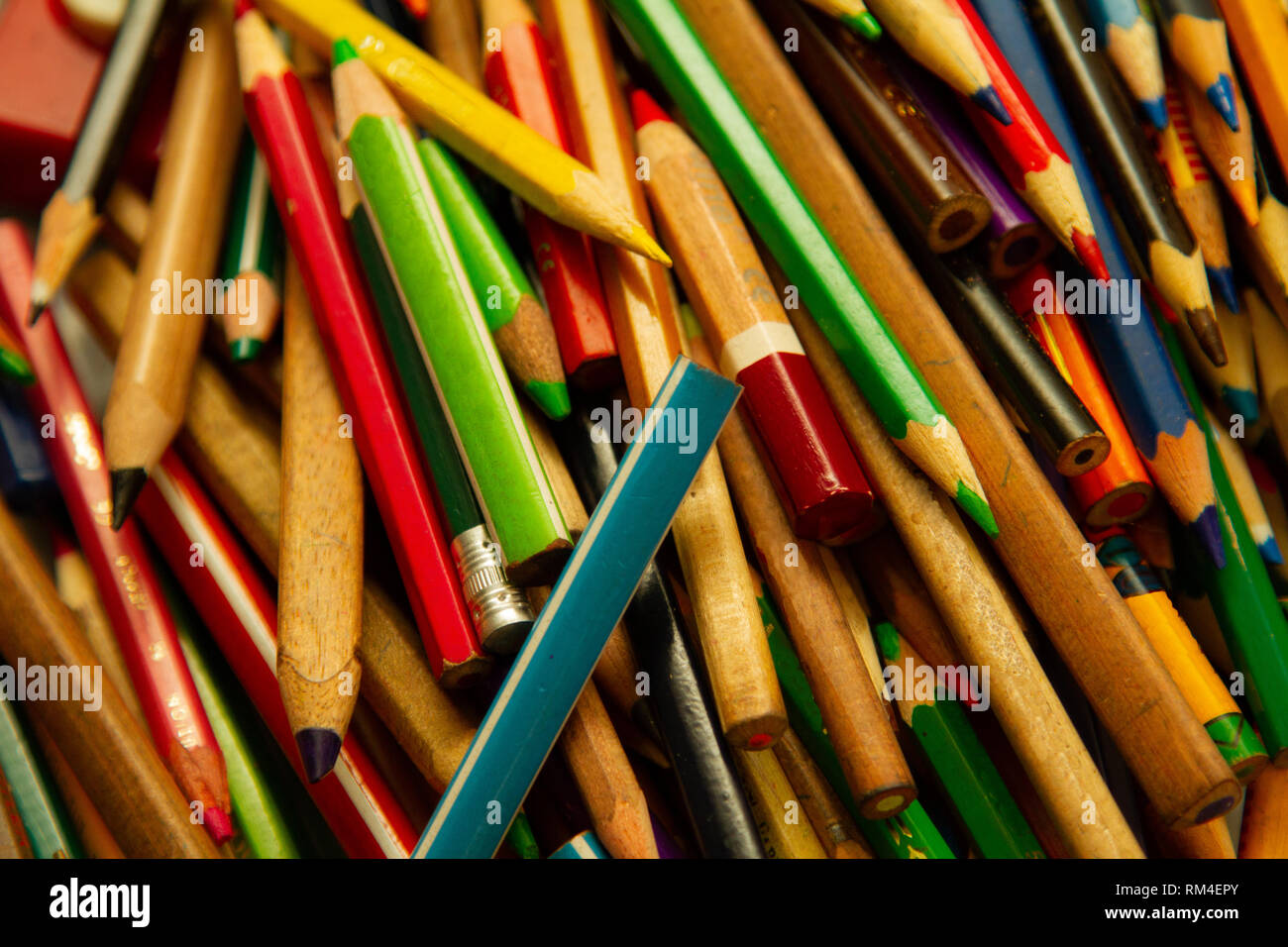 Muchos afilada multicolor sobre un montón de lápices de colores Fotografía  de stock - Alamy