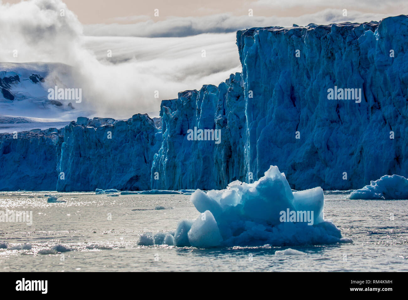 Derritiendo Iceberg con témpanos flotantes en primer plano, en el mar, la Antártida Foto de stock