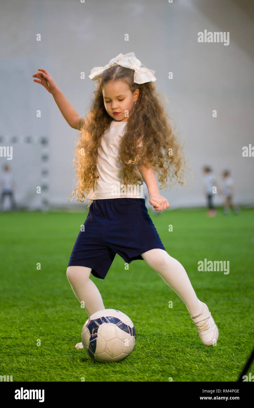 Una Niña Pateando La Pelota En El Campo De Fútbol Fotografía De Stock Alamy 8844