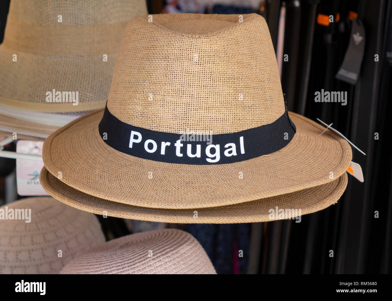 Un estilo de Panamá de paja sombrero para el sol para la venta de Souvenirs  con Portugal en el display frontal en una tienda turística Albufeira  Portugal Fotografía de stock - Alamy