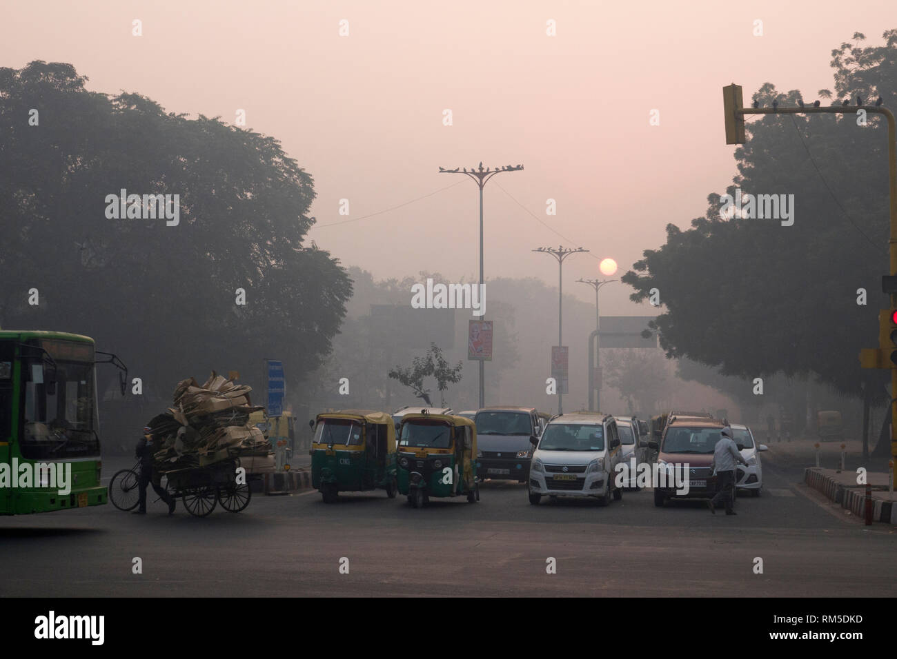 Los conductores en niveles peligrosos de contaminación del aire en Connaught Place, en Nueva Delhi, India Foto de stock