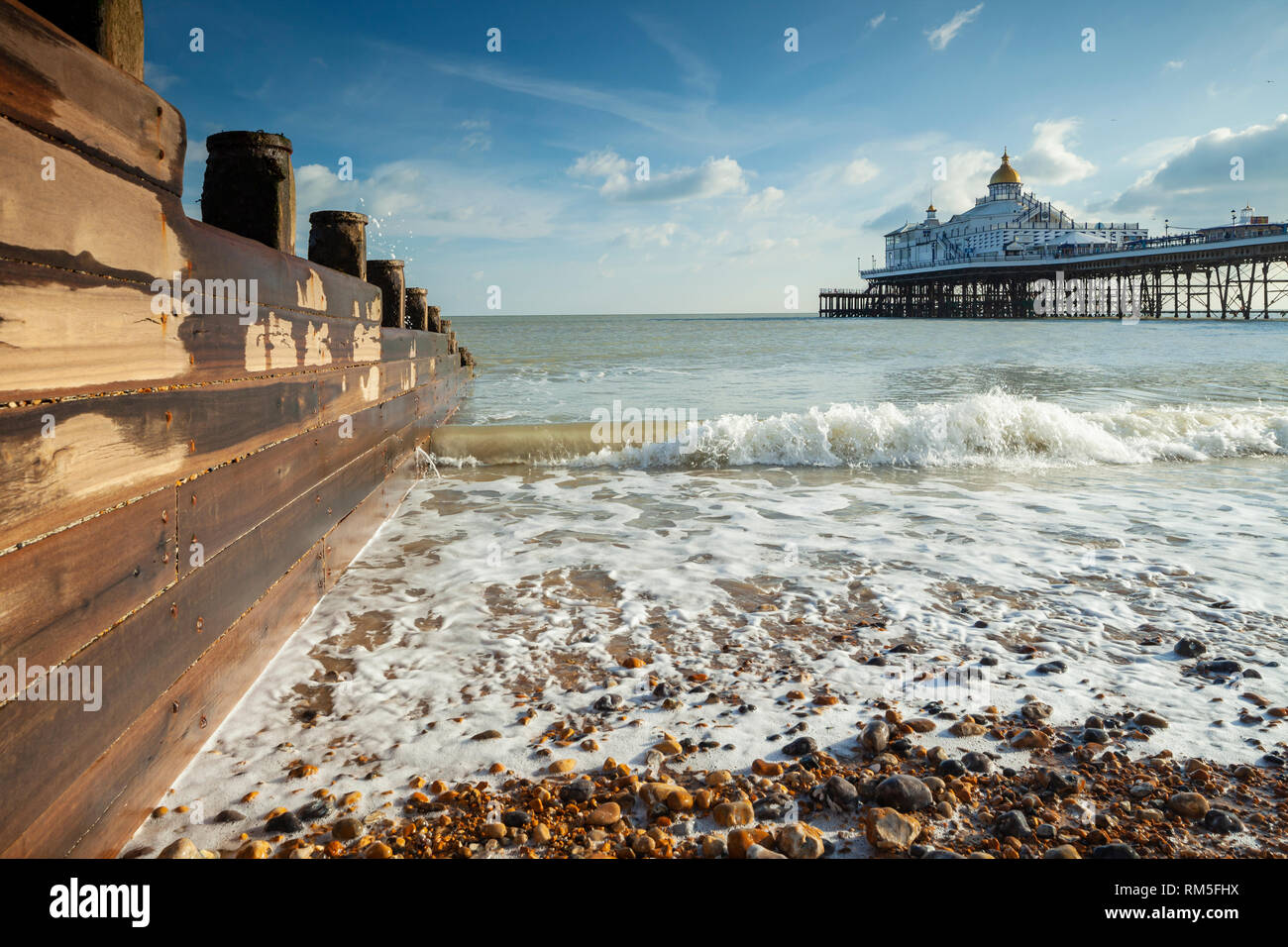 Tarde de invierno en la playa de Eastbourne en East Sussex. Foto de stock