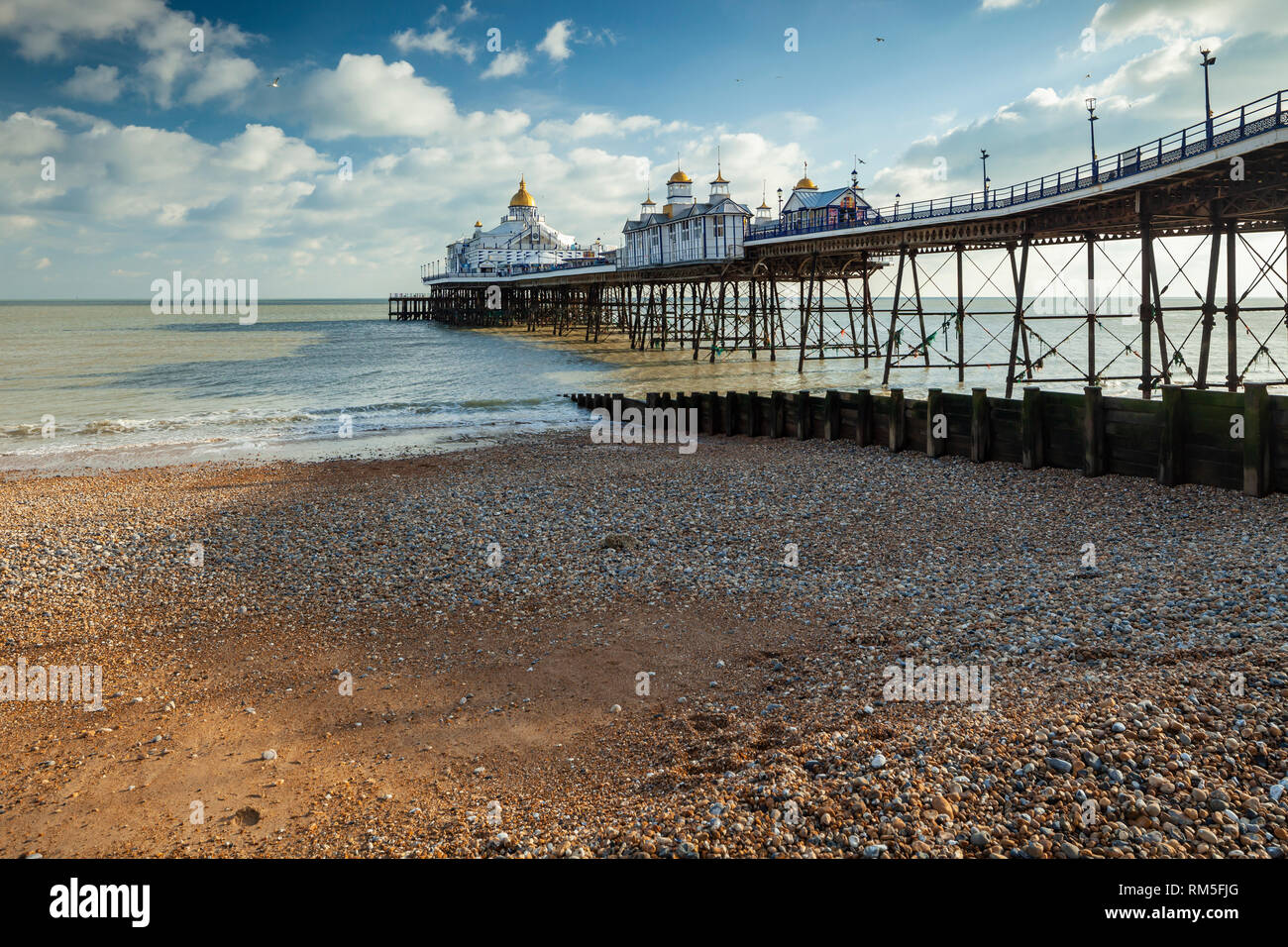 Tarde de invierno en la playa de Eastbourne en East Sussex. Foto de stock