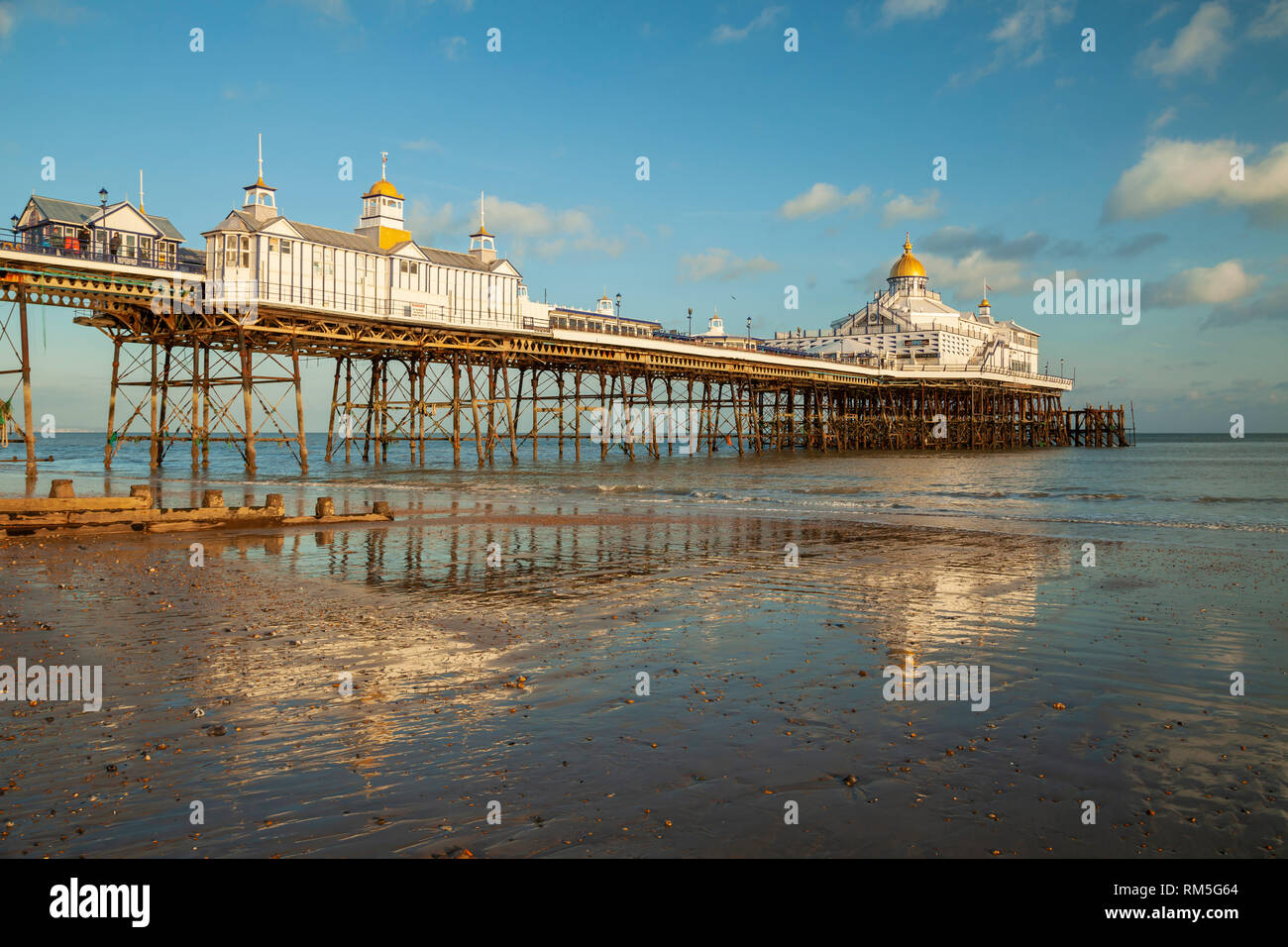 Tarde de invierno en Eastbourne Pier en East Sussex, Inglaterra. Foto de stock