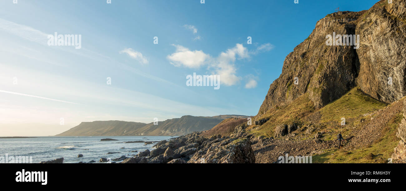 Impresionantes vistas del paisaje de acantilados Carsaig y columnas de basalto en la isla de Mull en un hermoso día de invierno, Escocia Foto de stock