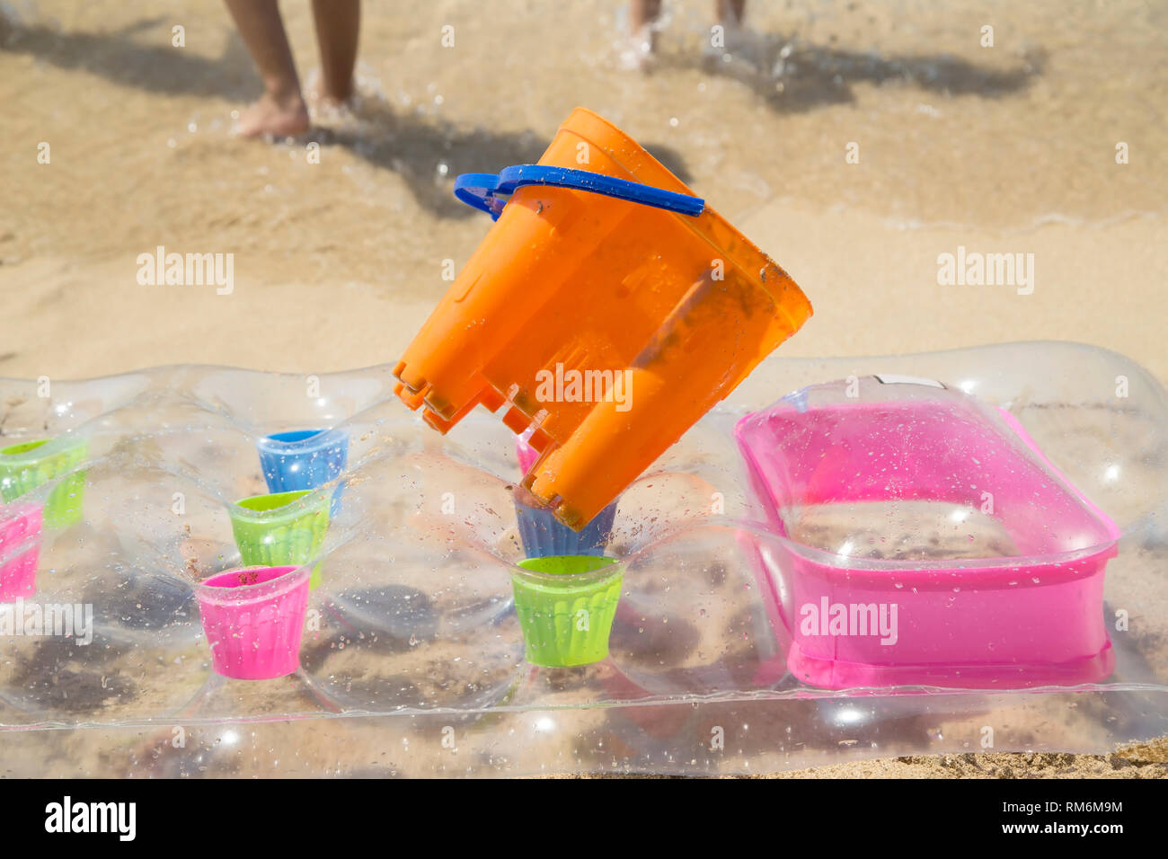 Colchón de aire y una canasta en la arena de la playa Foto de stock