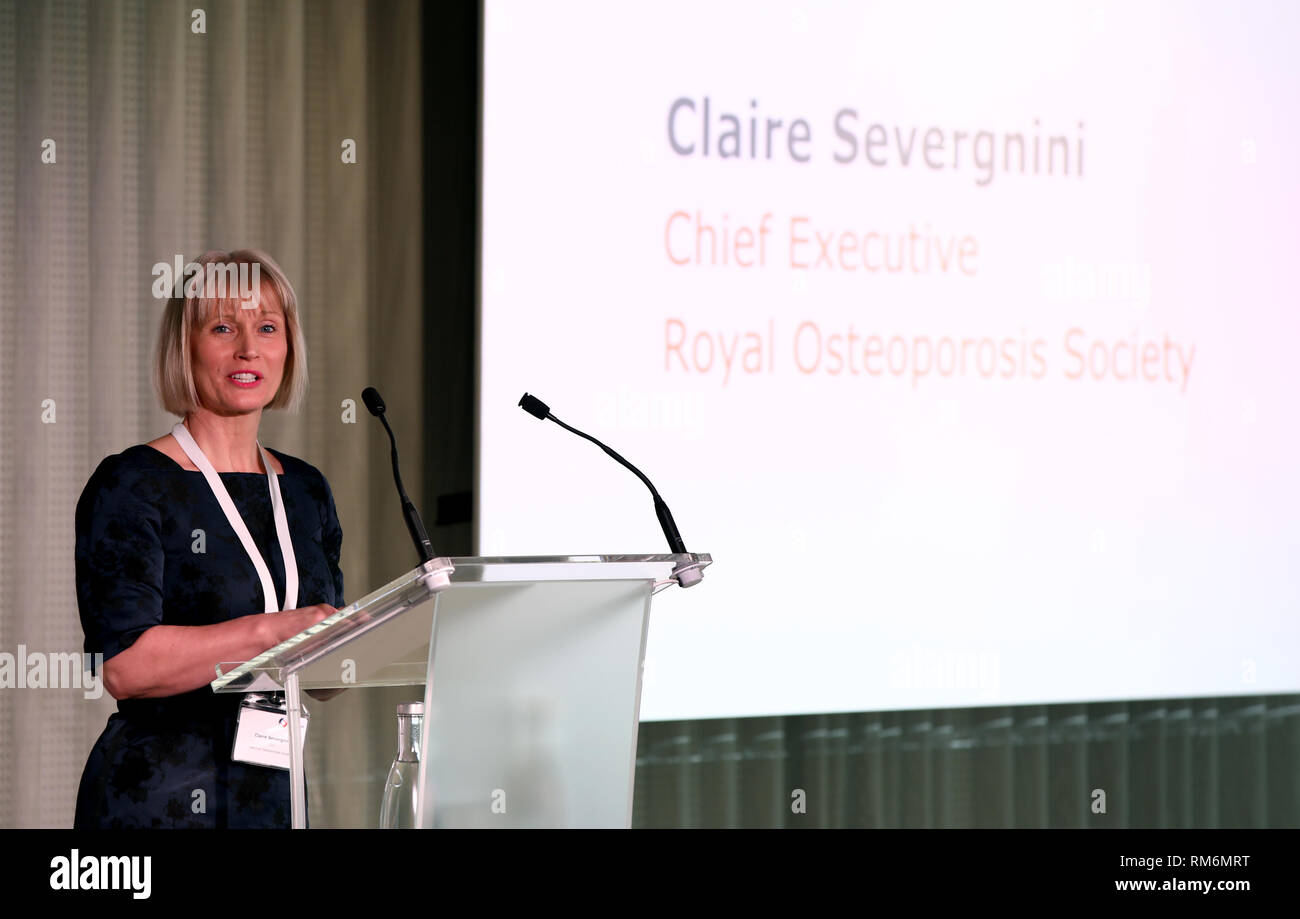 La Osteoporosis Sociedad CEO Claire Severgnini hablando en el lanzamiento oficial de la Real Sociedad de osteoporosis en el Science Museum de Londres. Foto de stock