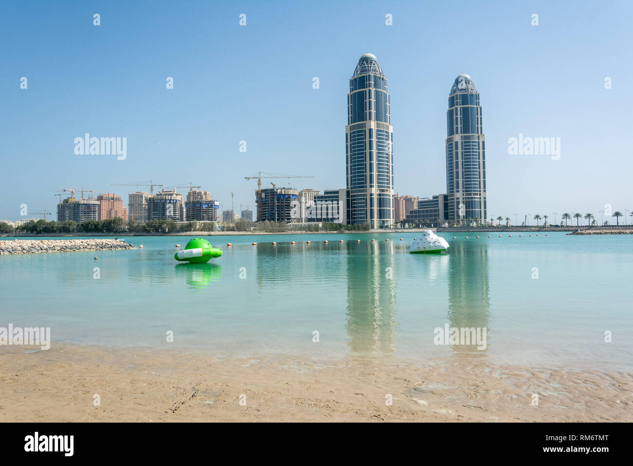 Playa en Doha, Qatar, con rascacielos en el fondo. Foto de stock