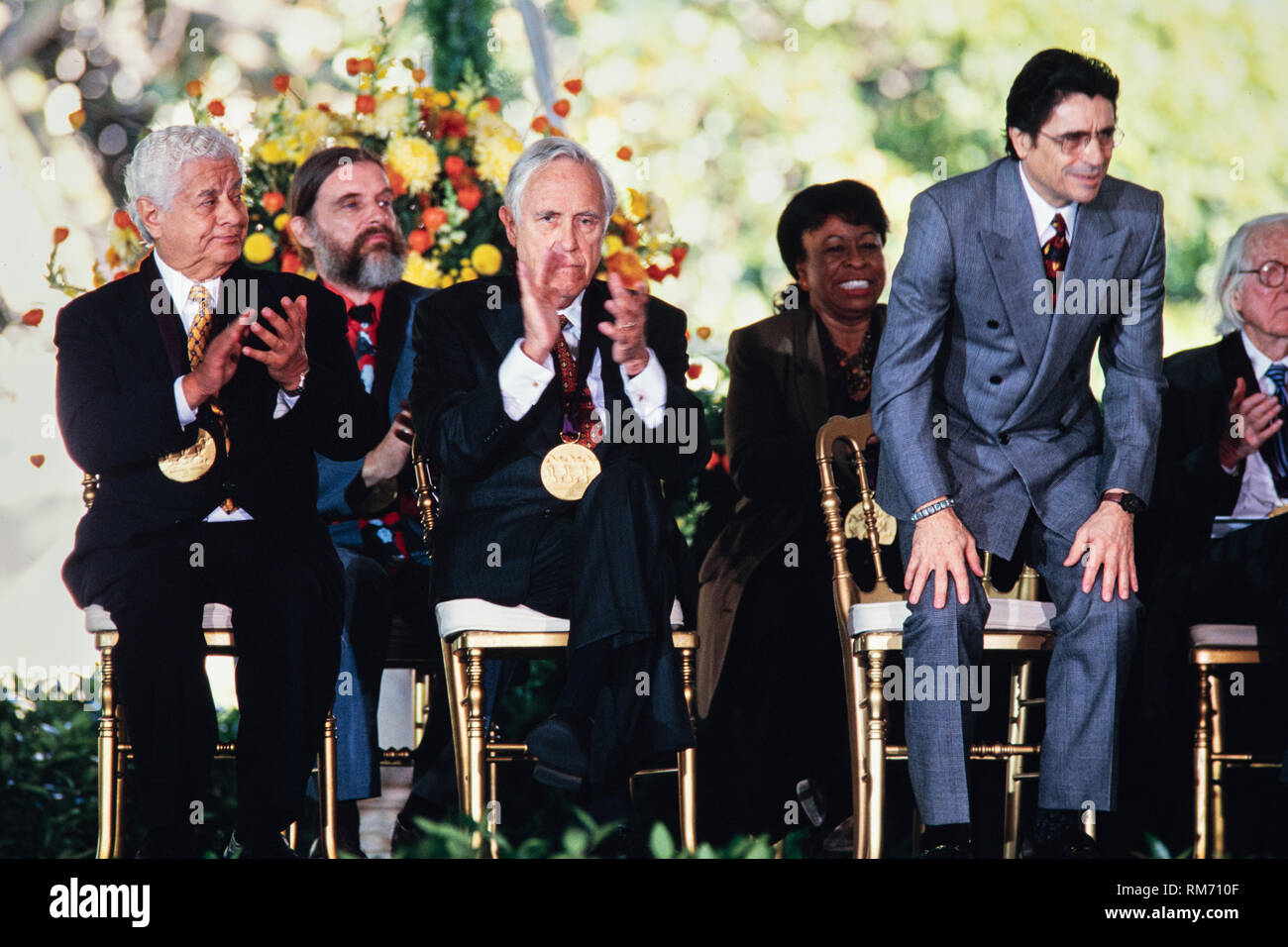 Director Artístico del Ballet de la ciudad de Miami Edward Villella, derecha, destaca como él está llamado a recibir la Medalla Nacional de las artes premio durante una ceremonia en el Jardín Sur de la Casa Blanca el 29 de septiembre de 1997 en Washington, DC. Sentados de izquierda a derecha, son: el percusionista Tito Puente, Jean Louis Bourgeois, el Actor Jason Robards, cantante Betty Carter y Villella. Foto de stock