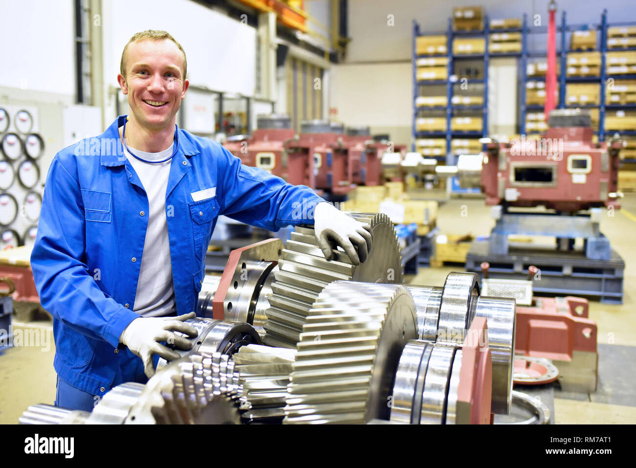 Retrato de jóvenes trabajadores alegres en ingeniería mecánica Foto de stock