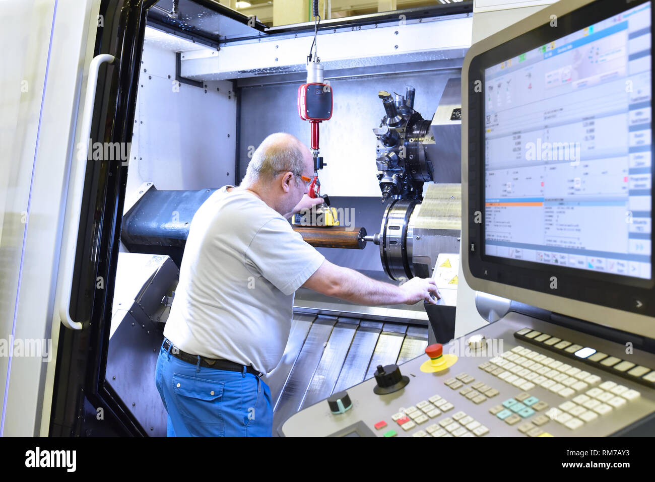 Máquina cnc modernos en ingeniería mecánica industrial - los trabajadores en el lugar de trabajo Foto de stock