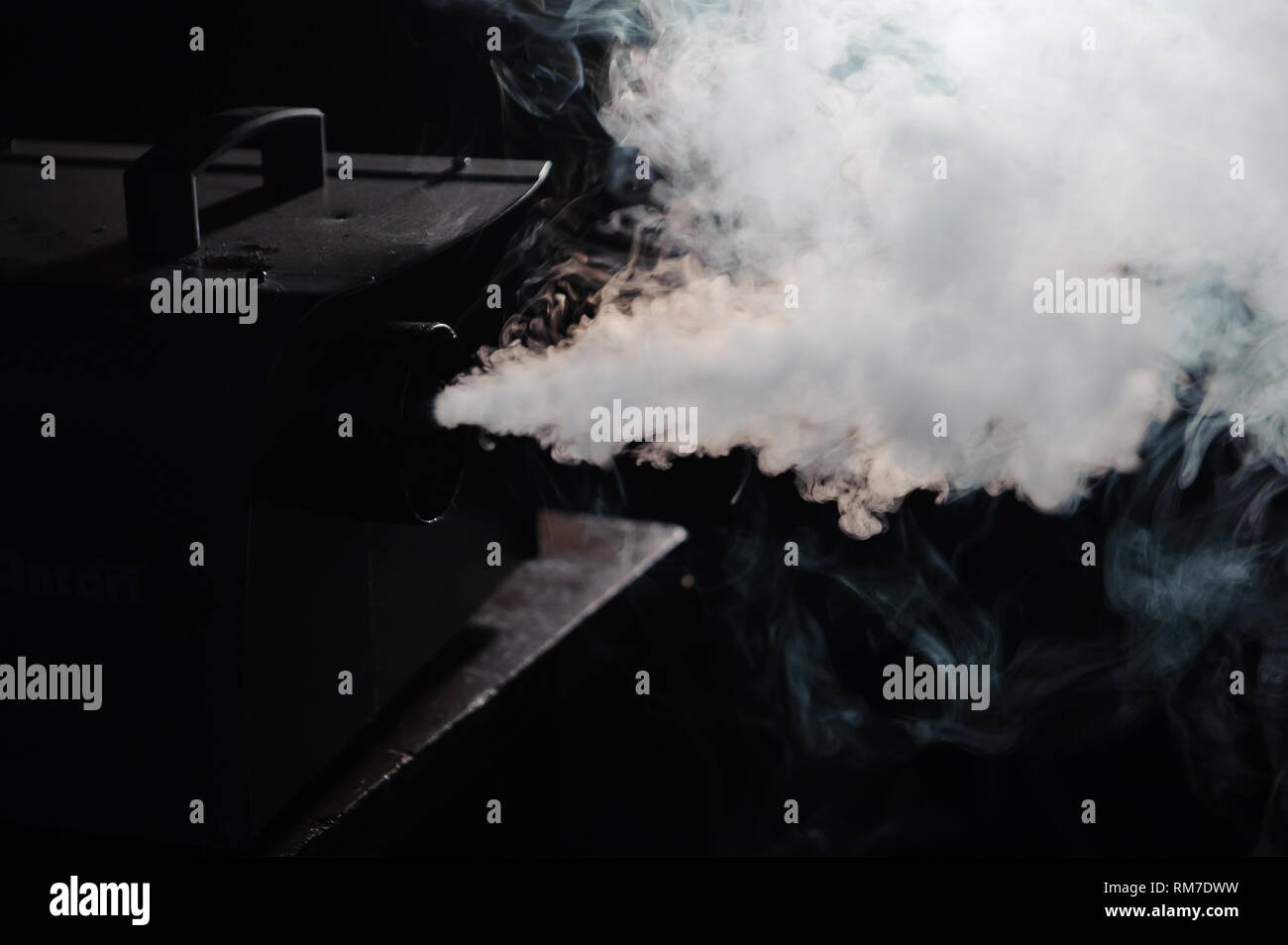 Luces en humo, luces de estudio brilla por el humo de la maquina de humos  Fotografía de stock - Alamy