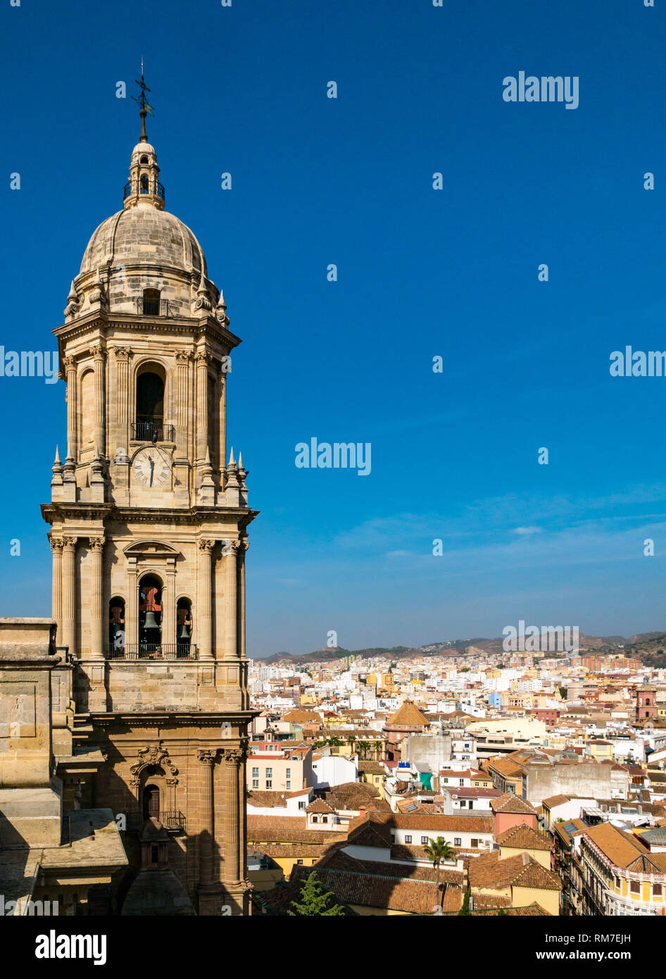 La torre de la campana y vista sobre los tejados, la Catedral Basílica, Málaga, Andalucía, España Foto de stock