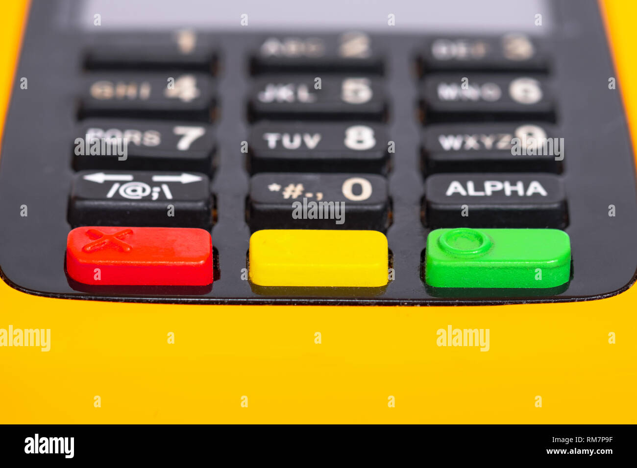 Lector de tarjeta de crédito terminal amarillo sobre fondo aislados. Método  de pago fácil Fotografía de stock - Alamy
