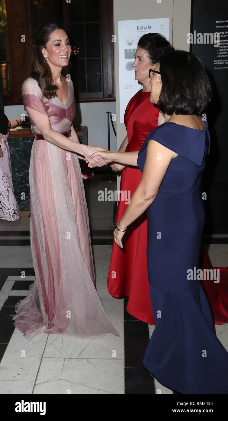 La duquesa de Cambridge con Amanda Pullinger (vestido rojo), Director Ejecutivo de 100 mujeres en las finanzas y Lauren Malafronte, Presidente de 100 mujeres en la junta de la Asociación Finanzas