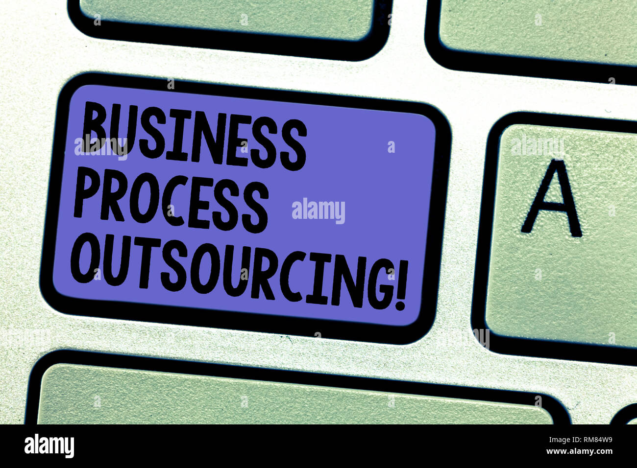 Escribir nota mostrando la externalización de procesos de negocio. Foto