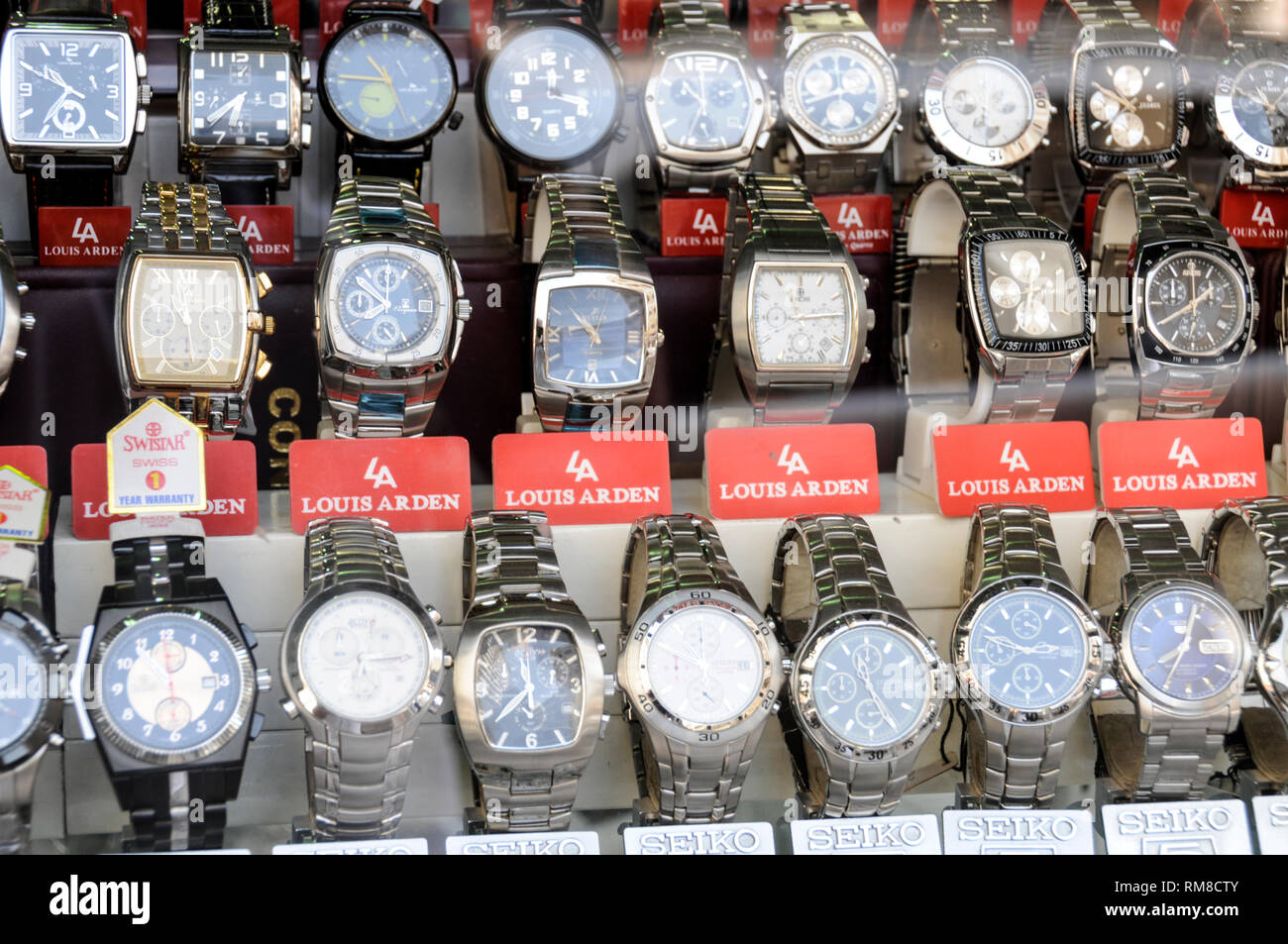 Una pantalla de relojes de pulsera baratos en venta en un mercado en Dubai,  en los Emiratos Árabes Unidos (EAU Fotografía de stock - Alamy