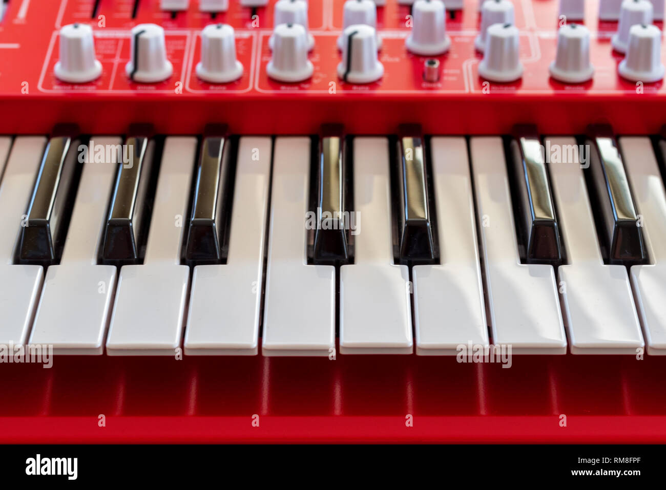 Teclado Midi piano sintetizador closeup claves para la producción de música  electrónica Fotografía de stock - Alamy